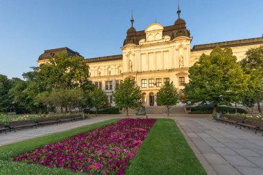 SOFYA, BULGARIA - 30 Temmuz 2021: Bulgaristan 'ın Sofya kentinin şaşırtıcı Günbatımı panoramik manzarası