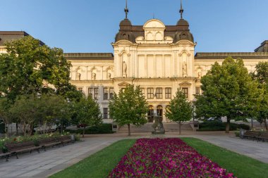 SOFYA, BULGARIA - 30 Temmuz 2021: Bulgaristan 'ın Sofya kentinin şaşırtıcı Günbatımı panoramik manzarası