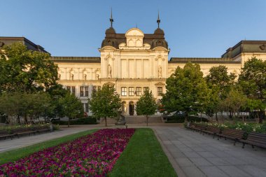SOFYA, BULGARIA - 30 Temmuz 2021: Bulgaristan 'ın Sofya kentinin şaşırtıcı Günbatımı panoramik manzarası