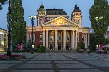 SOFYA, BULGARIA - 30 Temmuz 2021: Bulgaristan 'ın Sofya kentinin şaşırtıcı Günbatımı panoramik manzarası