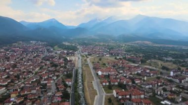 Bulgaristan 'ın Blagoevgrad bölgesinin ünlü Bansko kayak beldesinin hava manzarası