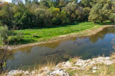 Bulgaristan 'ın Lovech Bölgesi' nin Aglen köyü yakınlarından geçen Vit Nehri 'nin şaşırtıcı manzarası