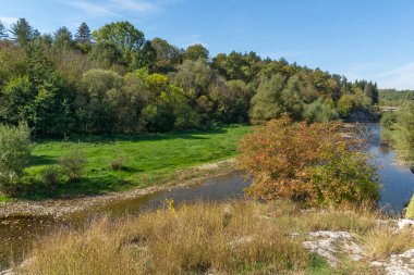 Bulgaristan 'ın Lovech Bölgesi' nin Aglen köyü yakınlarından geçen Vit Nehri 'nin şaşırtıcı manzarası
