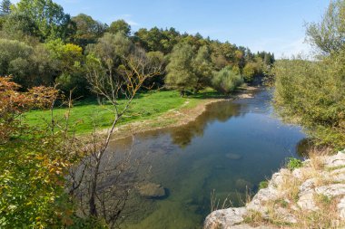 Bulgaristan 'ın Lovech Bölgesi' nin Aglen köyü yakınlarından geçen Vit Nehri 'nin şaşırtıcı manzarası