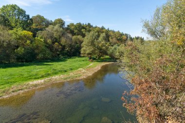 Bulgaristan 'ın Lovech Bölgesi' nin Aglen köyü yakınlarından geçen Vit Nehri 'nin şaşırtıcı manzarası