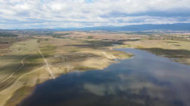 Pyasachnik (Kum Taşı) Reservoir, Sredna Gora Dağı, Filibe Bölgesi, Bulgaristan 'ın Havadan Sonbahar manzarası