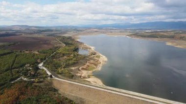 Pyasachnik (Kum Taşı) Reservoir, Sredna Gora Dağı, Filibe Bölgesi, Bulgaristan 'ın Havadan Sonbahar manzarası