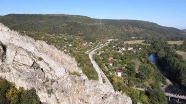 Bulgaristan 'ın Balkan Dağları' ndaki Iskar Nehri Boğazı 'ndaki kaya oluşumlarının hava görüntüsü