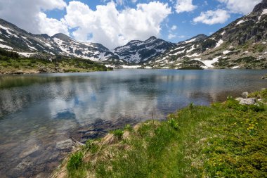 Bulgaristan 'ın Bezbog Gölü yakınlarındaki Pirin Dağı' nın İnanılmaz Yaz Manzarası