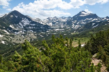 Bulgaristan 'ın Bezbog Gölü yakınlarındaki Pirin Dağı' nın İnanılmaz Yaz Manzarası