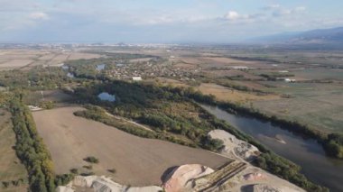 Bulgaristan 'ın Filibe bölgesindeki Orizari köyü yakınlarındaki Maritsa Nehri' nin hava manzarası