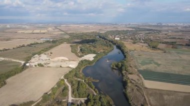 Bulgaristan 'ın Filibe bölgesindeki Orizari köyü yakınlarındaki Maritsa Nehri' nin hava manzarası