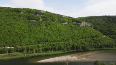 Bulgaristan 'ın Haskovo Bölgesi' nin Pchelari köyü yakınlarındaki Doğu Rodopların hava manzarası