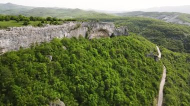 Bulgaristan 'ın Haskovo Bölgesi' nin Pchelari köyü yakınlarındaki Doğu Rodopların hava manzarası