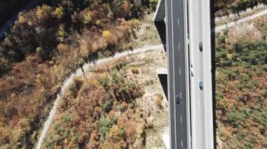 Hemus (A2) otoyolu, Vitinya Geçidi, Sofya Bölgesi, Bulgaristan 'daki Bebresh Viyadükünün havadan görüntüsü