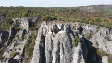 Bulgaristan 'ın Lovech Bölgesi' nin Karlukovo köyü yakınlarındaki Provartenika Kaya oluşumunun hava manzarası