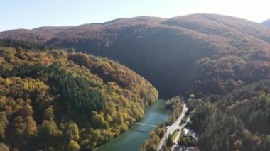 Pasarel rezervuarının hava sonbahar manzarası, Sofya şehir bölgesi, Bulgaristan