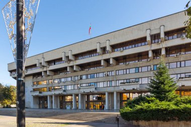 RUSE, BULGARIA -NOVEMBER 2, 2020: Bulgaristan 'ın Ruse kentinin merkezindeki Tipik İnşaat ve Sokak