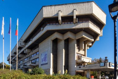 RUSE, BULGARIA -NOVEMBER 2, 2020: Bulgaristan 'ın Ruse kentinin merkezindeki Tipik İnşaat ve Sokak