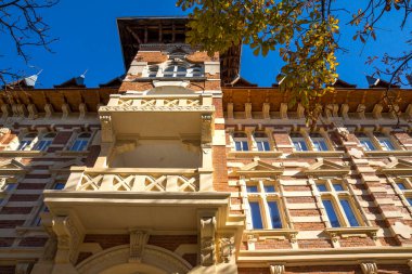 RUSE, BULGARIA -NOVEMBER 2, 2020: Bulgaristan 'ın Ruse kentinin merkezindeki Tipik İnşaat ve Sokak