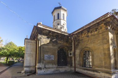 RUSE, BULGARIA -NOVEMBER 2, 2020: Bulgaristan 'ın Ruse kentinin merkezindeki Tipik İnşaat ve Sokak