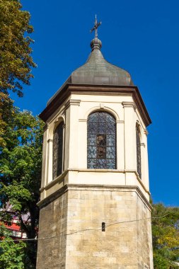 RUSE, BULGARIA -NOVEMBER 2, 2020: Bulgaristan 'ın Ruse kentinin merkezindeki Tipik İnşaat ve Sokak