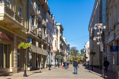 RUSE, BULGARIA -NOVEMBER 2, 2020: Bulgaristan 'ın Ruse kentinin merkezindeki Tipik İnşaat ve Sokak