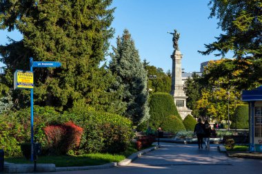 RUSE, BULGARIA -NOVEMBER 2, 2020: Bulgaristan 'ın Ruse kentinin merkezindeki Tipik İnşaat ve Sokak