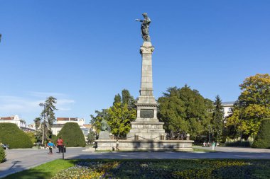 RUSE, BULGARIA -NOVEMBER 2, 2020: Bulgaristan 'ın Ruse kentinin merkezindeki Tipik İnşaat ve Sokak