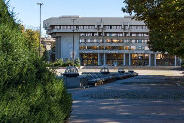 RUSE, BULGARIA -NOVEMBER 2, 2020: Bulgaristan 'ın Ruse kentinin merkezindeki Tipik İnşaat ve Sokak