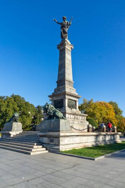 RUSE, BULGARIA -NOVEMBER 2, 2020: Bulgaristan 'ın Ruse kentinin merkezindeki Tipik İnşaat ve Sokak