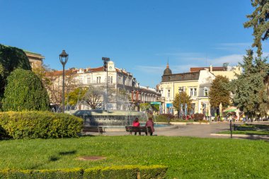 RUSE, BULGARIA -NOVEMBER 2, 2020: Bulgaristan 'ın Ruse kentinin merkezindeki Tipik İnşaat ve Sokak