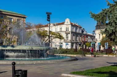 RUSE, BULGARIA -NOVEMBER 2, 2020: Bulgaristan 'ın Ruse kentinin merkezindeki Tipik İnşaat ve Sokak