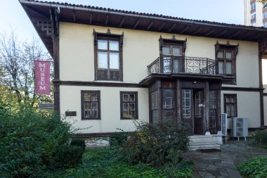 RUSE, BULGARIA -NOVEMBER 2, 2020: Bulgaristan 'ın Ruse kentinin merkezindeki Tipik İnşaat ve Sokak