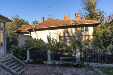 RUSE, BULGARIA -NOVEMBER 2, 2020: Bulgaristan 'ın Ruse kentinin merkezindeki Tipik İnşaat ve Sokak