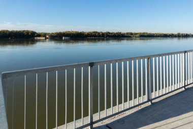 RUSE, BULGARIA -NOVEMBER 2, 2020: Bulgaristan 'ın Ruse kentinin merkezindeki Tipik İnşaat ve Sokak