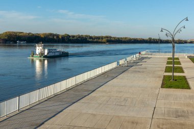 RUSE, BULGARIA -NOVEMBER 2, 2020: Bulgaristan 'ın Ruse kentinin merkezindeki Tipik İnşaat ve Sokak