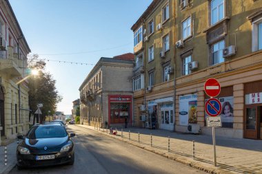 RUSE, BULGARIA -NOVEMBER 2, 2020: Bulgaristan 'ın Ruse kentinin merkezindeki Tipik İnşaat ve Sokak