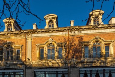 RUSE, BULGARIA -NOVEMBER 2, 2020: Bulgaristan 'ın Ruse kentinin merkezindeki Tipik İnşaat ve Sokak