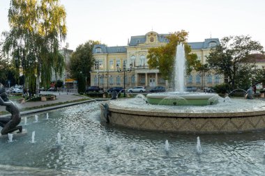 RUSE, BULGARIA -NOVEMBER 2, 2020: Bulgaristan 'ın Ruse kentinin merkezindeki Tipik İnşaat ve Sokak