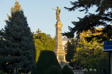 RUSE, BULGARIA -NOVEMBER 2, 2020: Bulgaristan 'ın Ruse kentinin merkezindeki Tipik İnşaat ve Sokak