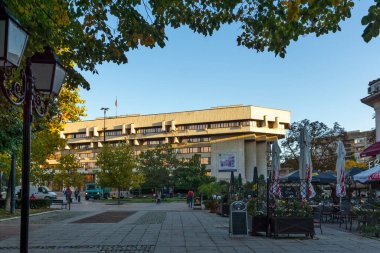 RUSE, BULGARIA -NOVEMBER 2, 2020: Bulgaristan 'ın Ruse kentinin merkezindeki Tipik İnşaat ve Sokak