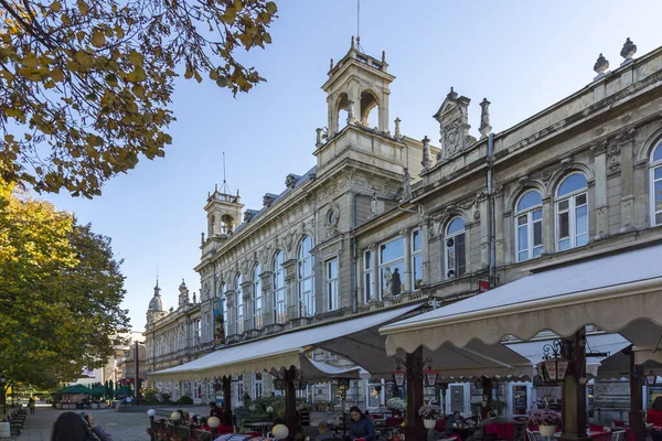 Stock image RUSE, BULGARIA -NOVEMBER 2, 2020: Typical Building and street at the center of city of Ruse, Bulgaria