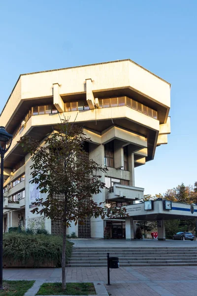 stock image RUSE, BULGARIA -NOVEMBER 2, 2020: Typical Building and street at the center of city of Ruse, Bulgaria