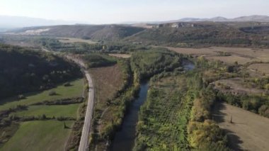 Bulgaristan 'ın Vratsa Bölgesi' ndeki Strupets köyü yakınlarından geçen Iskar Nehri 'nin havadan sonbahar manzarası