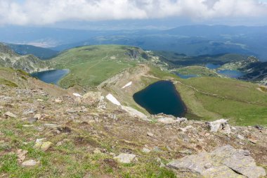 Bulgaristan 'ın Yedi Rila Gölünün etrafındaki Rila Dağı' nın muhteşem manzarası