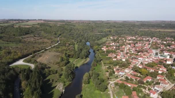 Καταπληκτική Αεροφωτογραφία Του Ποταμού Vit Που Διέρχεται Κοντά Στο Χωριό — Αρχείο Βίντεο