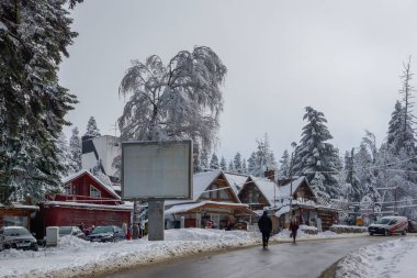 BOROVETS, BULGARIA - 14 Ocak 2022: Bulgaristan 'ın Sofya Bölgesi' ndeki Rila Dağı 'ndaki Borovets kayak merkezinin kış manzarası