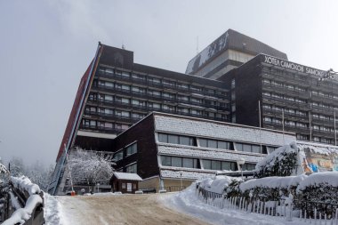 BOROVETS, BULGARIA - 14 Ocak 2022: Bulgaristan 'ın Sofya Bölgesi' ndeki Rila Dağı 'ndaki Borovets kayak merkezinin kış manzarası