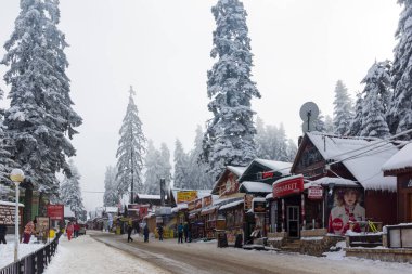 BOROVETS, BULGARIA - 14 Ocak 2022: Bulgaristan 'ın Sofya Bölgesi' ndeki Rila Dağı 'ndaki Borovets kayak merkezinin kış manzarası